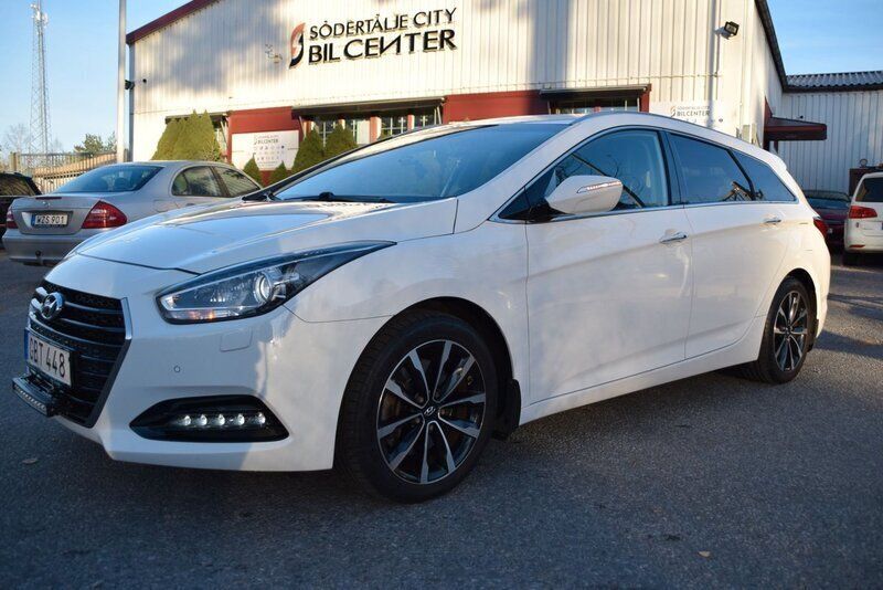 Vit Begagnad 2015 Hyundai i40 Kombi | 129 900 kr (Marknadspris) - Bild 1/4