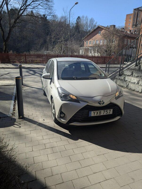 Grå Begagnad 2019 Toyota Yaris Hybrid Touch Halvkombi | 147 900 kr (Superpris) - Bild 1/4