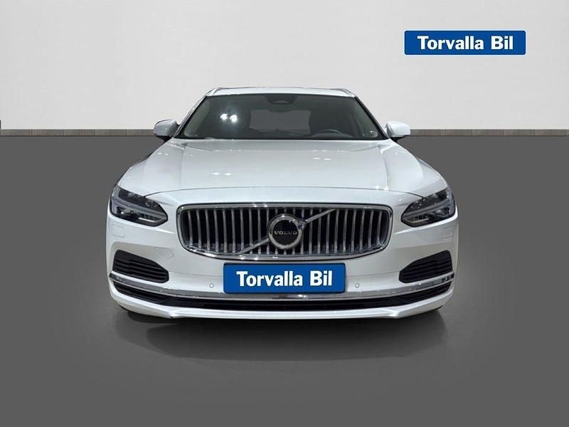 Begagnad Volvo V90 Core 350 HK (257 kW) 2023 Crystal white Kombi