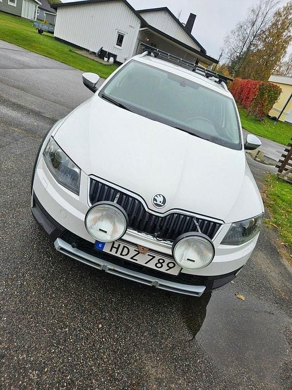 Vit Begagnad 2016 Skoda Octavia Scout Kombi | 105 000 kr (Marknadspris) - Bild 1/4