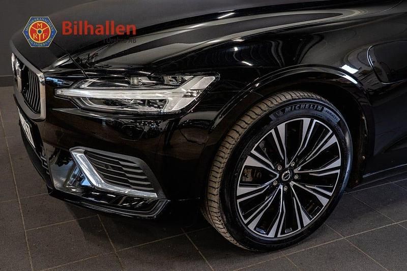 Begagnad Volvo V60 Core 350 HK (257 kW) 2023 Svart Kombi