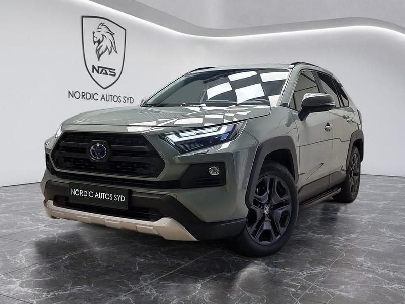 Grön Begagnad 2022 Toyota RAV4 Hybrid SUV | 399 900 kr (Marknadspris) - Bild 1/4