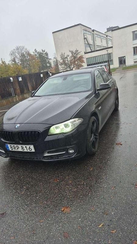 Svart Begagnad 2016 BMW 520 Sedan | 165 000 kr (Marknadspris) - Bild 1/4