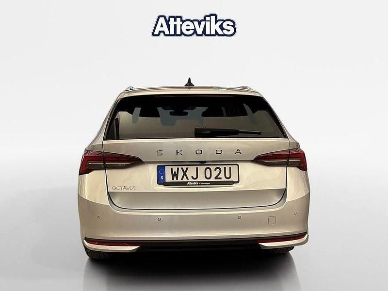 Begagnad Skoda Octavia Selection 151 HK (111 kW) 2024 Silver Kombi