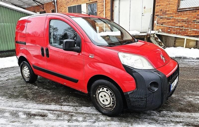 Begagnad Citroën Nemo 75 HK (55 kW) 2011 Röd Minibuss