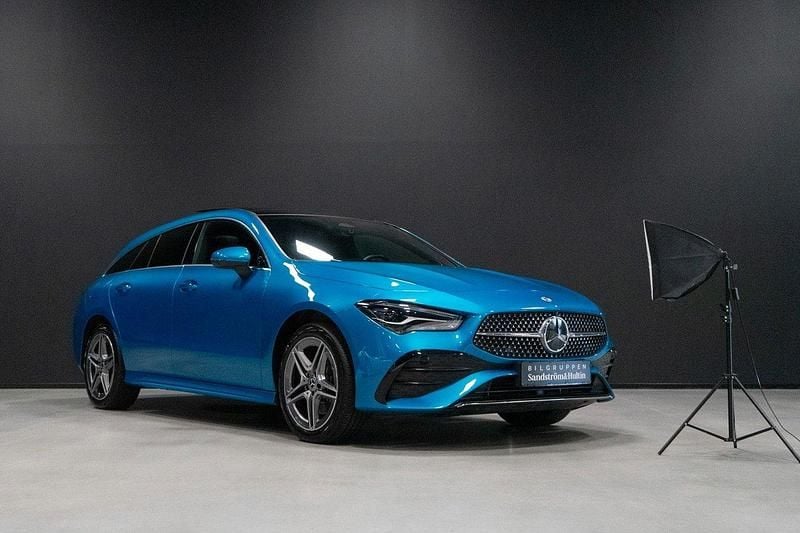 Blå (hyperblue metallic) Begagnad 2024 Mercedes CLA250e AMG Sedan | 419 000 kr (Marknadspris) - Bild 1/4