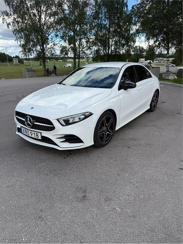 Vit Begagnad 2021 Mercedes A180 AMG Sedan | 265 000 kr (Marknadspris) - Bild 1/4