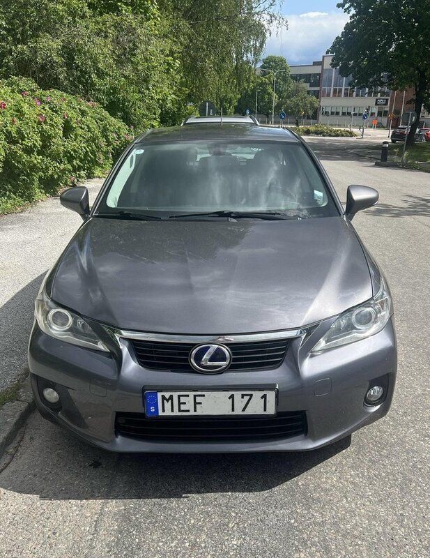 Grå Begagnad 2012 Lexus CT200h Executive Line Halvkombi | 99 000 kr (Marknadspris) - Bild 1/4