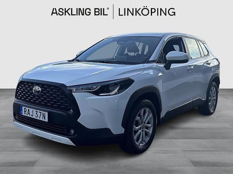 Vit Begagnad 2023 Toyota Corolla Cross Active SUV | 344 000 kr (Marknadspris) - Bild 1/4