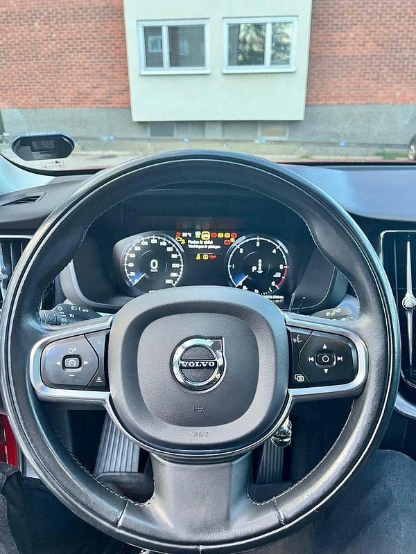 Röd Begagnad 2021 Volvo XC60 Momentum SUV | 389 900 kr (Marknadspris) - Bild 1/4