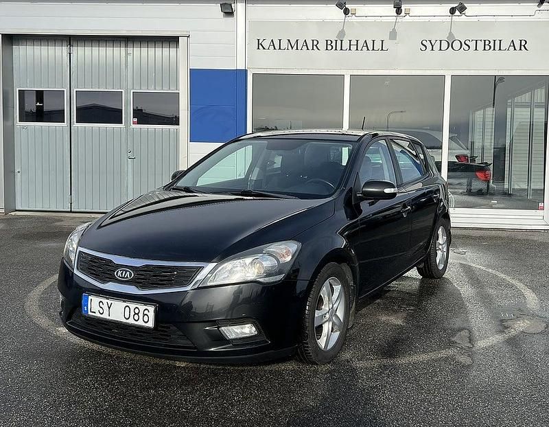 Begagnad Kia Ceed 128 HK (94 kW) 2011 Svart Halvkombi