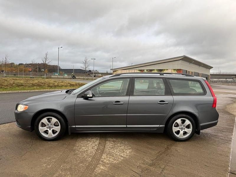 Begagnad Volvo V70 Momentum 163 HK (119 kW) 2008 Grå (grå metallic) Kombi