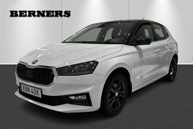 Vit Begagnad 2023 Skoda Fabia Style Halvkombi | 209 900 kr (Marknadspris) - Bild 1/4