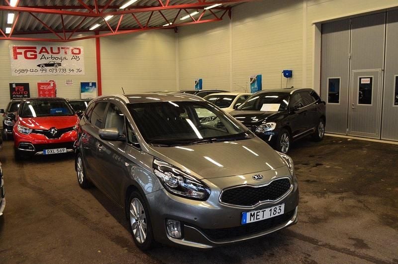 Grå Begagnad 2015 Kia Carens Minibuss | 139 000 kr (Marknadspris) - Bild 1/4