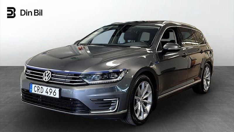 Mörkgrå Begagnad 2017 VW Passat GTE Kombi | 174 900 kr (Marknadspris) - Bild 1/4