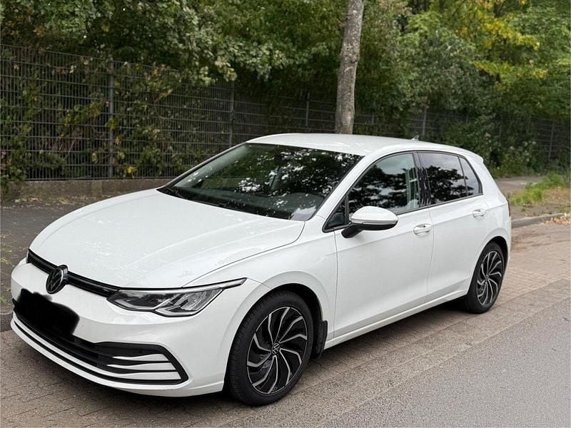 Vit Begagnad 2023 VW Golf VIII Halvkombi | 175 000 kr - Bild 1/4