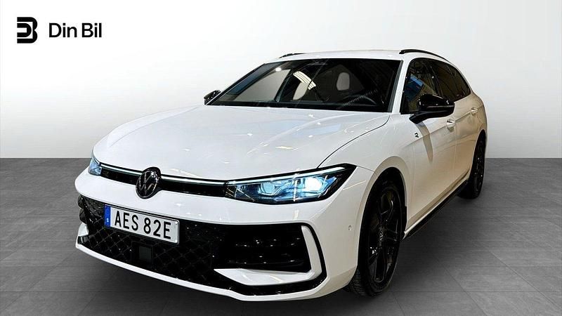 Vit Begagnad 2025 VW Passat R-line Kombi | 449 900 kr (Dyr) - Bild 1/4
