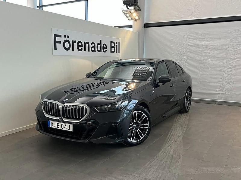 Sophistogrå metallic Ny 2025 BMW 530 M Sport Sedan | 589 900 kr - Bild 1/4