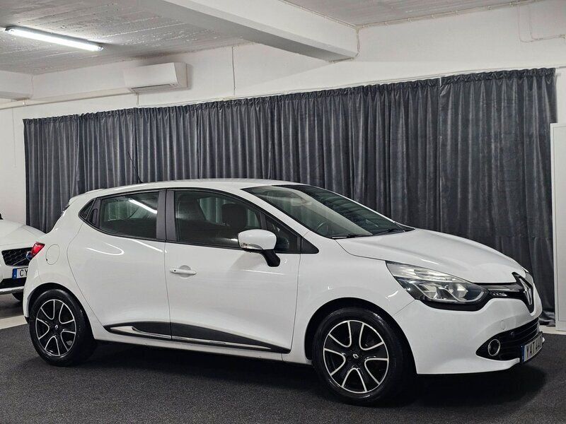 Vit Begagnad 2015 Renault Clio IV Halvkombi | 72 900 kr (Marknadspris) - Bild 1/4