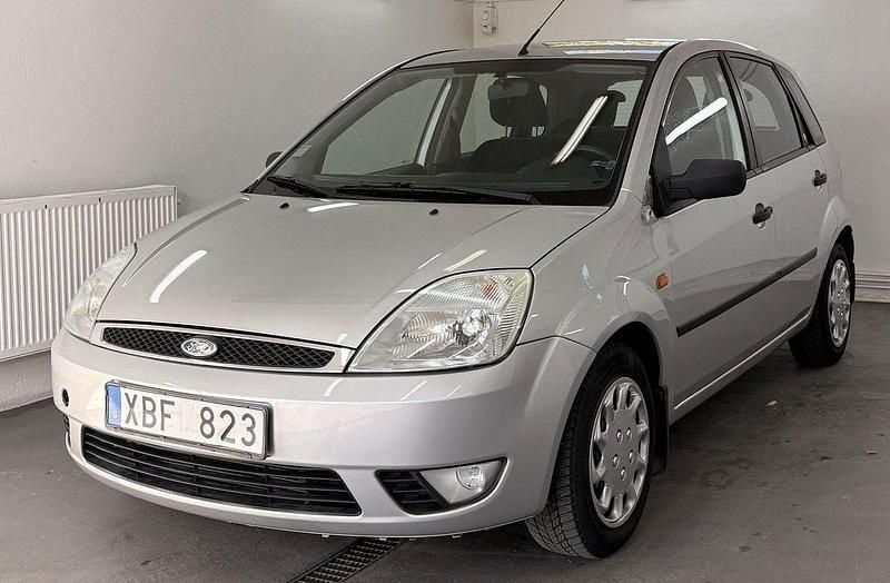 Ljusgrå Begagnad 2005 Ford Fiesta Halvkombi | 24 900 kr (Marknadspris) - Bild 1/4