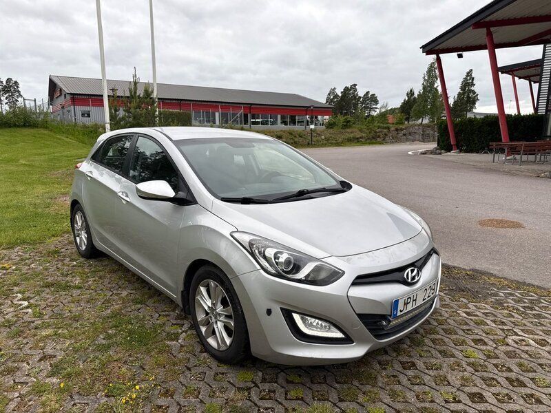 Begagnad Hyundai i30 Sport 111 HK (81 kW) 2012 Silver Halvkombi