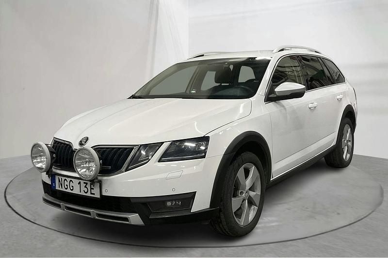 Vit Begagnad 2019 Skoda Octavia Scout Kombi | 229 000 kr (Lite dyr) - Bild 1/4
