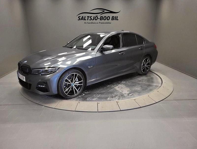 Grå Begagnad 2022 BMW 330e M Sport Sedan | 399 000 kr (Marknadspris) - Bild 1/4