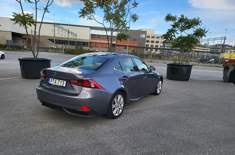 Grå Begagnad 2014 Lexus IS300h Executive Line Sedan | 205 000 kr (Marknadspris) - Bild 1/4