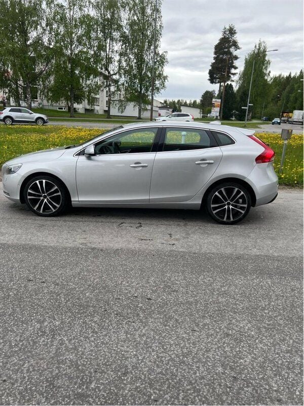 Grå Begagnad 2013 Volvo V40 Summum Kombi | 95 000 kr (Marknadspris) - Bild 1/4