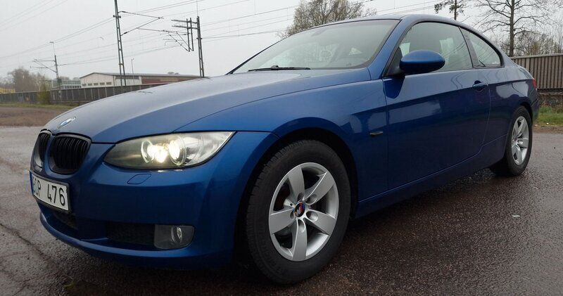 Blå Begagnad 2008 BMW 320 Comfort Edition Sportkupé | 80 000 kr (Marknadspris) - Bild 1/4