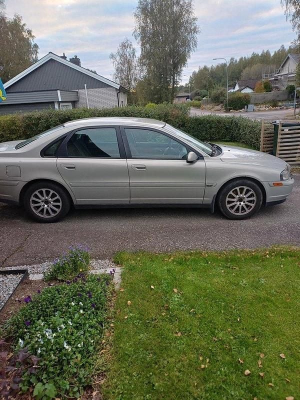 Grå Begagnad 2003 Volvo S80 Sedan | 15 000 kr (Lite dyr) - Bild 1/4