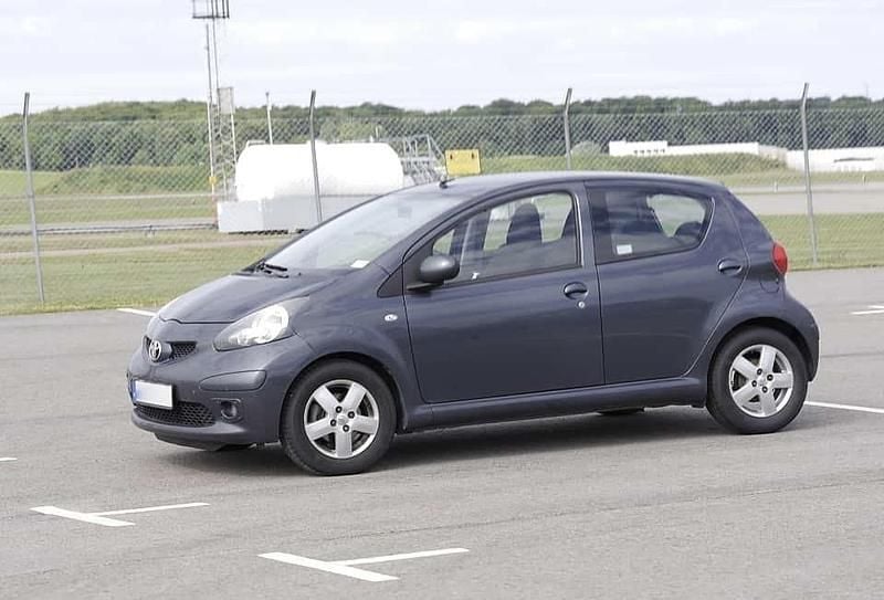 Grå Begagnad 2006 Toyota Aygo Halvkombi | 21 000 kr (Bra pris) - Bild 1/1