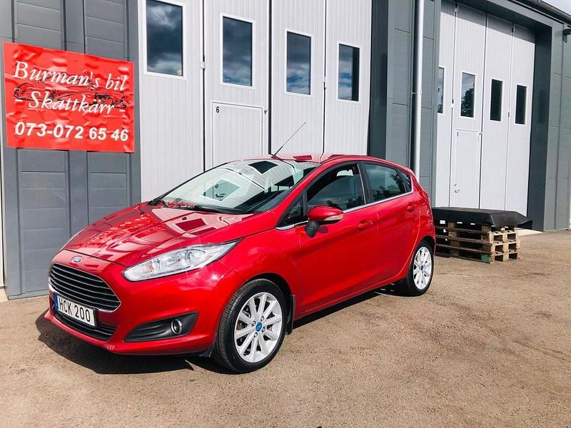 Röd Begagnad 2016 Ford Fiesta Titanium Halvkombi | 69 900 kr (Marknadspris) - Bild 1/4