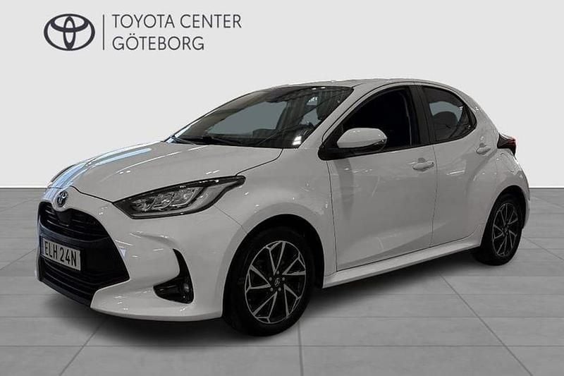 Mörkblå Begagnad 2021 Toyota Yaris Hybrid Style Halvkombi | 209 900 kr (Marknadspris) - Bild 1/3