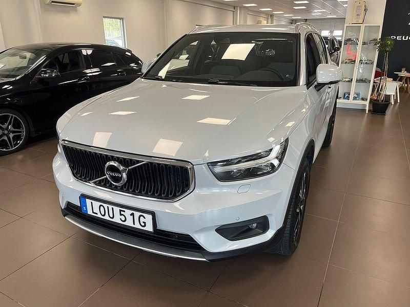 Silver (glacier silver metallic) Begagnad 2021 Volvo XC40 Momentum SUV | 294 000 kr (Marknadspris) - Bild 1/4