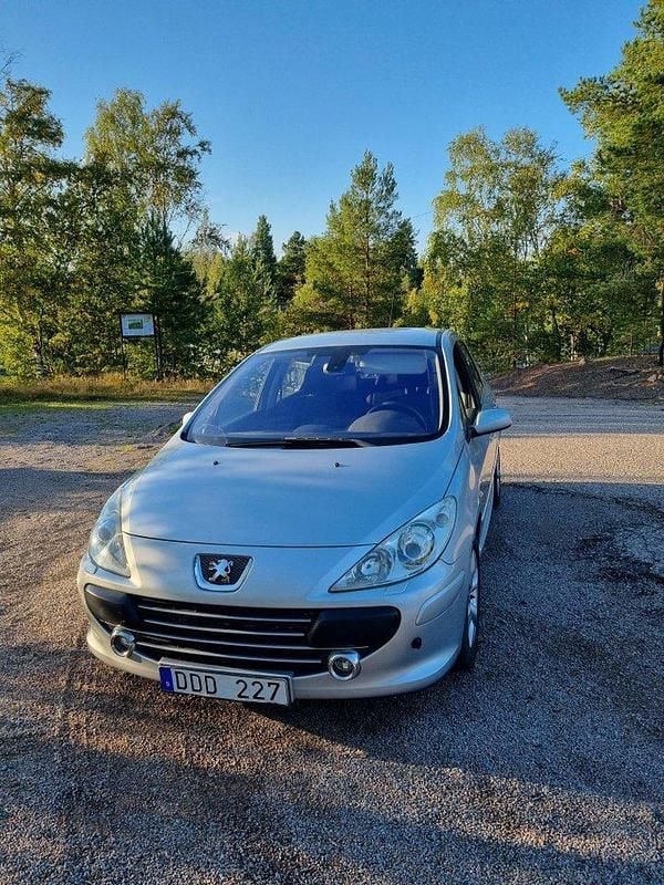 Grå Begagnad 2006 Peugeot 307 Halvkombi | 34 000 kr (Marknadspris) - Bild 1/4
