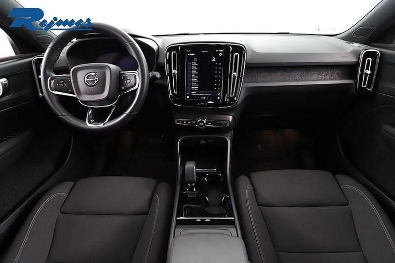 Begagnad Volvo XC40 Core 185 kW (252 HK) 2023 Vit SUV