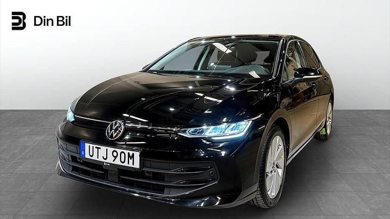 Grenadilla black metallic Begagnad 2025 VW Golf VIII Life Kombi | 294 900 kr (Bra pris) - Bild 1/4