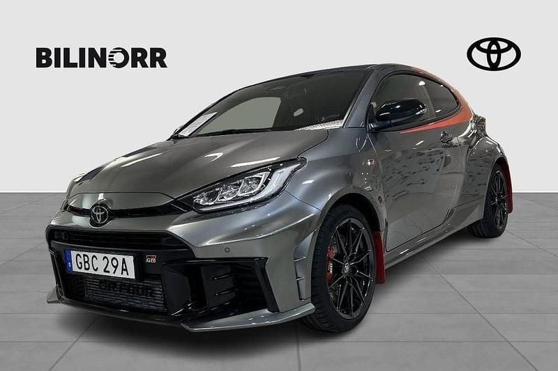 Silver Begagnad 2024 Toyota Yaris Premium Halvkombi | 549 900 kr - Bild 1/3