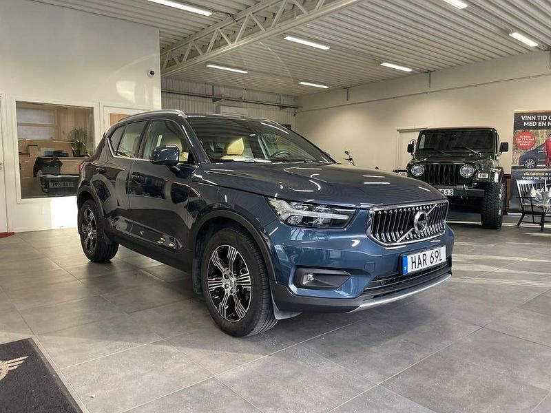 Mörkblå Begagnad 2022 Volvo XC40 Inscription SUV | 319 900 kr (Marknadspris) - Bild 1/4