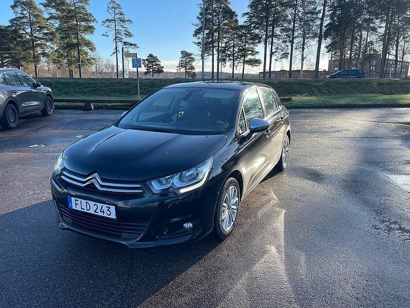 Svart Begagnad 2016 Citroën C4 Halvkombi | 89 900 kr (Marknadspris) - Bild 1/4