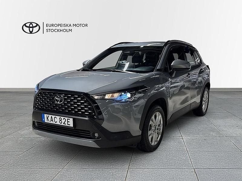 Grå Begagnad 2025 Toyota Corolla Cross Active SUV | 349 900 kr (Marknadspris) - Bild 1/4