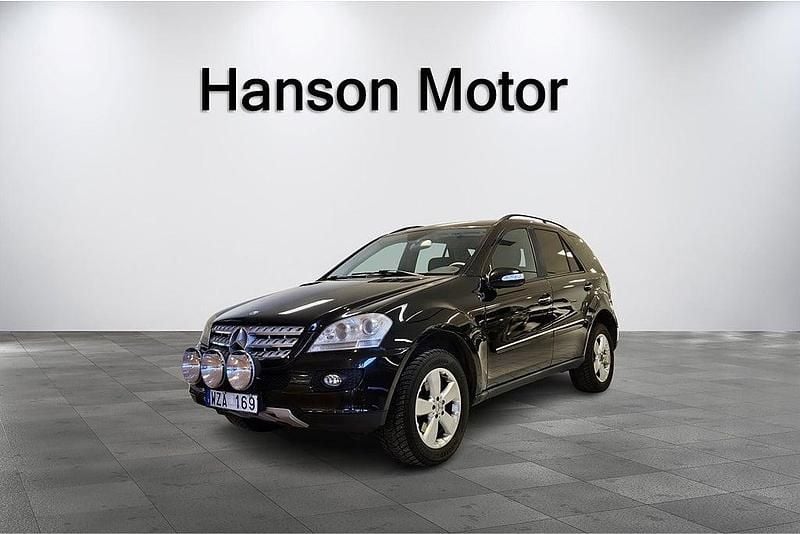 Svart Begagnad 2005 Mercedes ML350 SUV | 59 900 kr (Lite dyr) - Bild 1/4