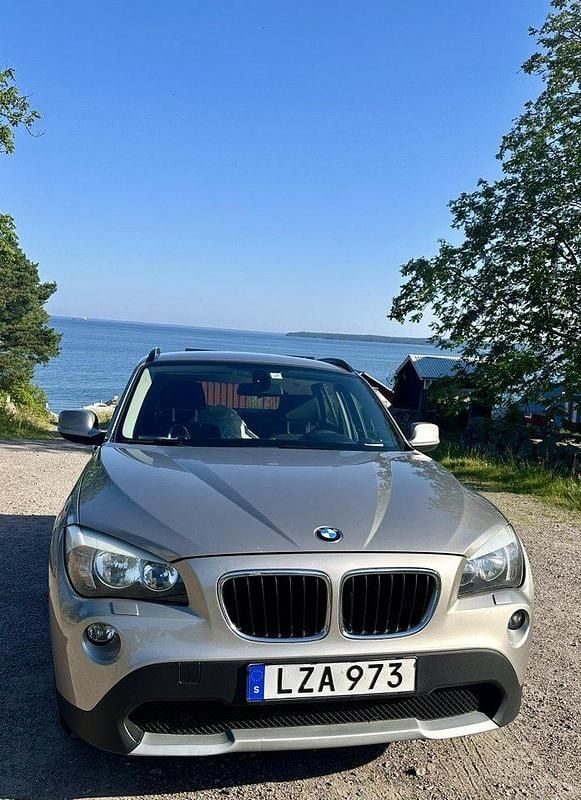 Silver Begagnad 2012 BMW X1 SUV | 65 000 kr (Superpris) - Bild 1/4