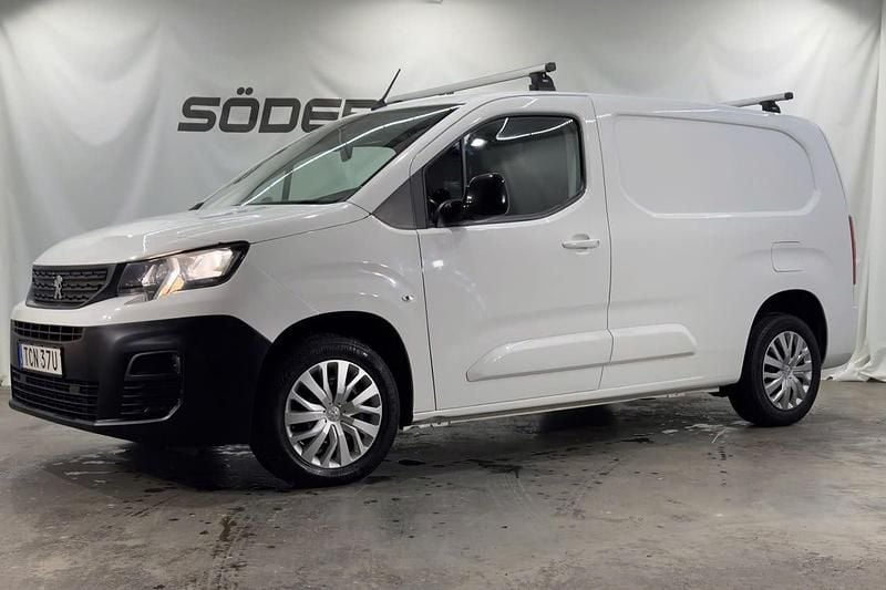 Vit Begagnad 2021 Peugeot Partner Minibuss | 159 900 kr (Marknadspris) - Bild 1/4