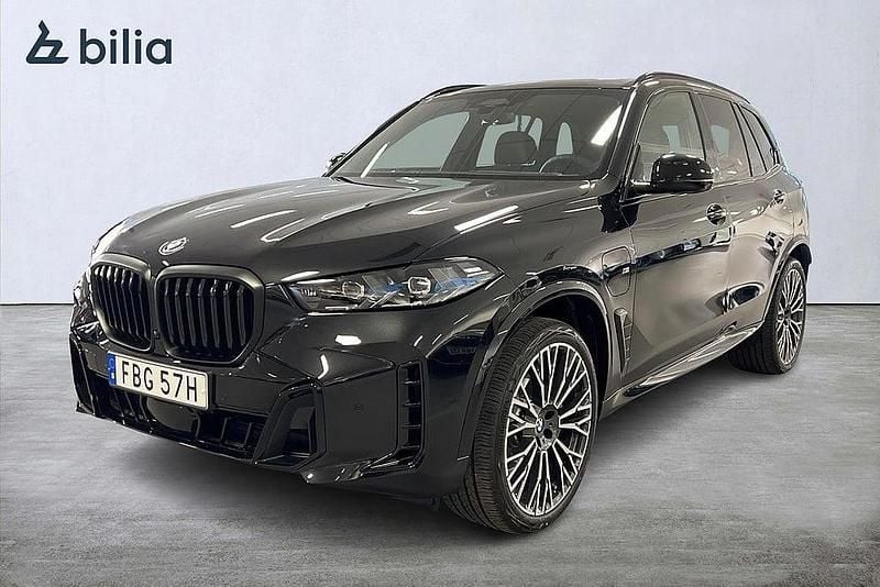 Svart Begagnad 2026 BMW X5 Comfort Edition SUV | 1 019 900 kr - Bild 1/4