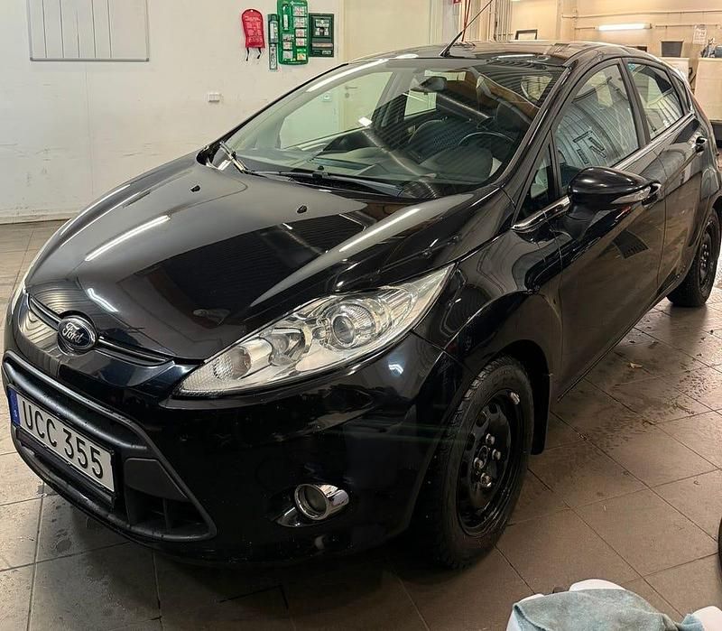 Panther black Begagnad 2012 Ford Fiesta Halvkombi | 45 000 kr (Marknadspris) - Bild 1/4