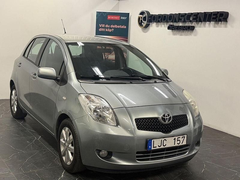Grå Begagnad 2007 Toyota Yaris Halvkombi | 24 900 kr (Marknadspris) - Bild 1/4