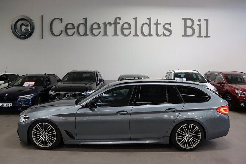 Grå Begagnad 2018 BMW M550 M Sport Sedan | 429 900 kr (Marknadspris) - Bild 1/4