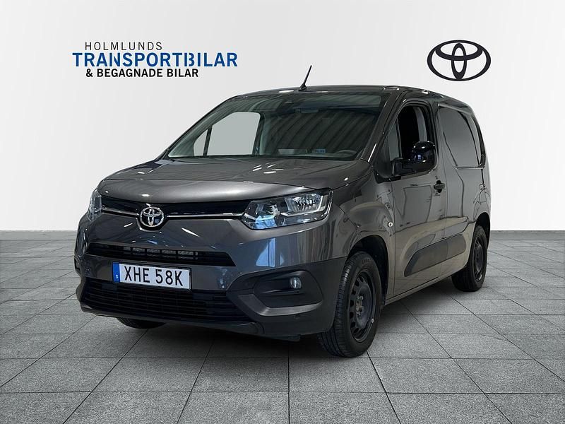 Grå Begagnad 2023 Toyota Proace City City Minibuss | 129 900 kr - Bild 1/4